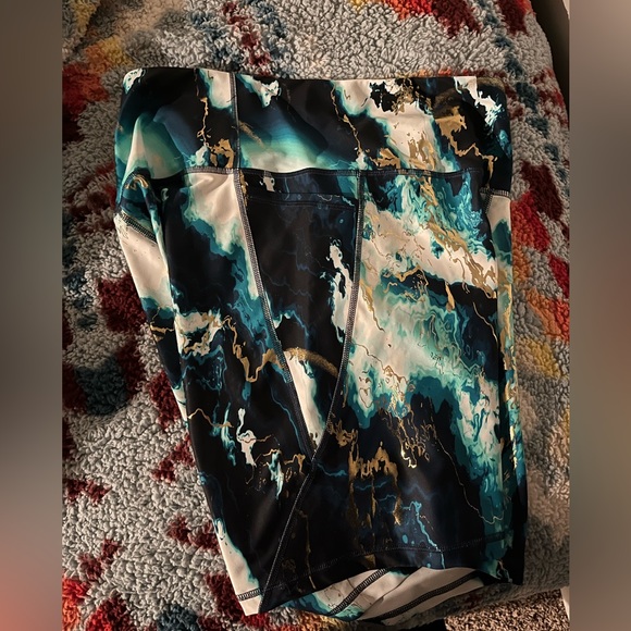❌SOLD❌blue & gold marble biker shorts - Picture 2 of 4